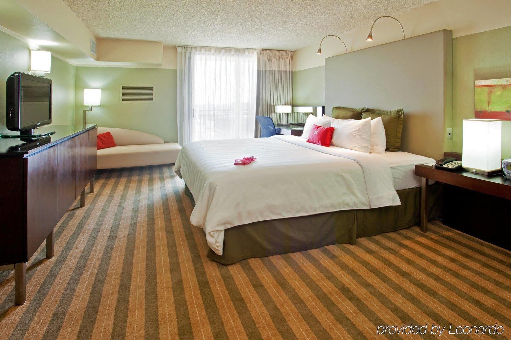 Crowne Plaza - Chicago West Loop By Ihg Hotel Exterior photo